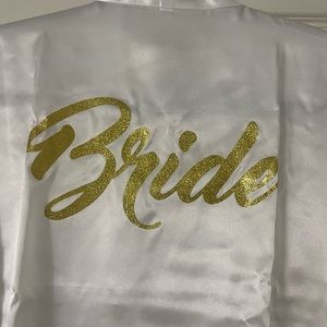 4 robes XL bridesmaids; 1 white XL bride; 3 robes M bridesmaids.